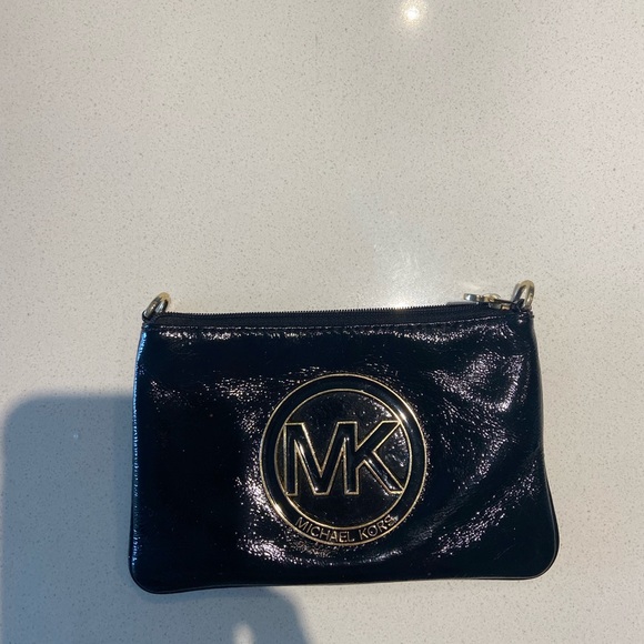Michael Kors MK logo Shiny Black Zipper Wallet - Picture 8 of 15